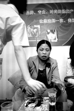 女子在愚人节被愚弄 抽掉1瓶脂欠下万元债