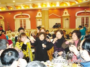 女子患癌后3年内天天请客吃饭玩耍以感恩