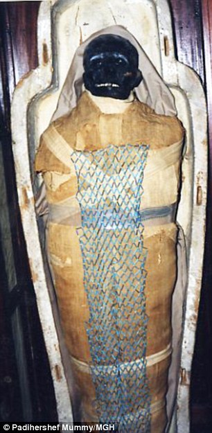 美国麻省总医院开棺清理埃及2500年木乃伊