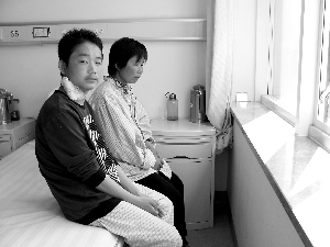 母亲捐肾救21岁患肾衰竭儿子