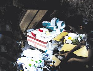 收药窝点被查出百种药 小贩辩称全家“药罐子”