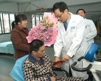 “感动南京”人物谢二喜医院里过新年