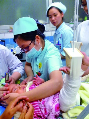 8岁姐姐压断6个月妹妹腿 伤者需倒吊15天