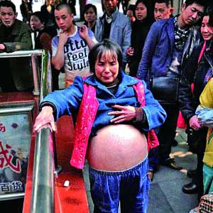 女子患病怀50斤腹水 无钱医治自己举刀划肚