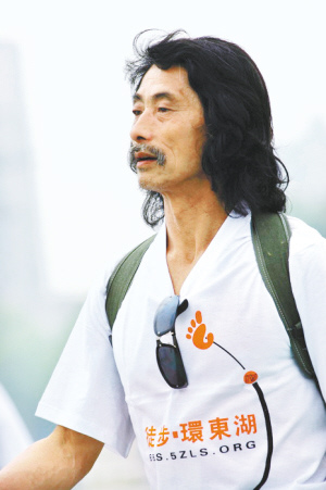 患绝症男子3年来每周坚持徒步24公里