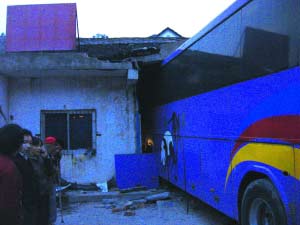 大客车满载乘客飞跃2米宽深沟