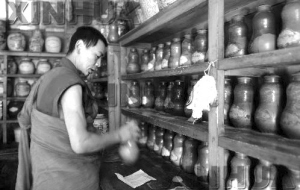夏河拉卜楞寺传统藏医服务各族群众