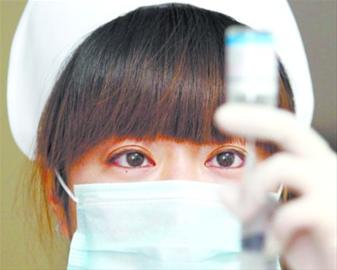 “蒙面天使”悉心照顾艾滋病患者 和患者成朋友