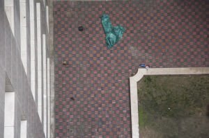 男子不满治疗连刺医生6刀后从8楼坠亡