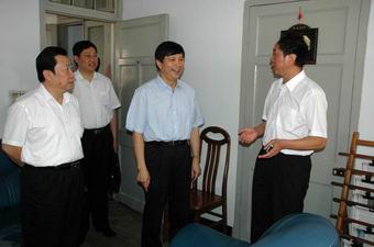 李继平局长在基层调研时强调深入整顿和规范食品药品市场秩序以优异成绩迎接党的十七大胜利召开