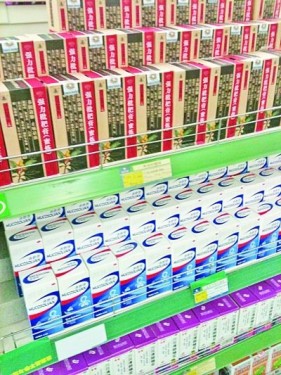 药店潜规则曝光：价廉物美药摆货架下部须蹲下取