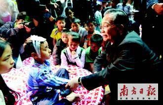 总指挥温家宝辗转余震中：让中国不“哭”