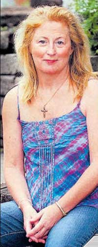 英国女护士后花园裸晒吓坏邻居被捕
