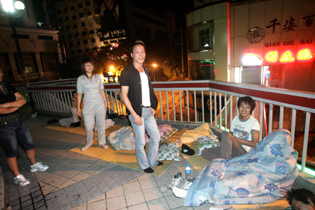 学校搞魔鬼训练 男女学员铺草席夜宿天桥