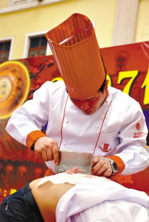 厨师在男子背上切肉丝