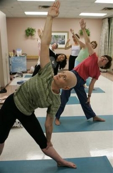 研究称练瑜伽有助于患乳癌妇女的康复