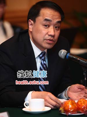 顾晋：应建立乡村医学系 国家免费提供医学教育