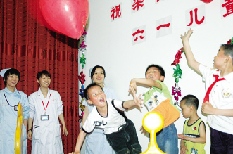 陪灾区儿童过“六一”