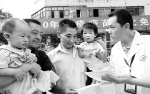疾控人员街头宣传麻疹疫苗强化免疫