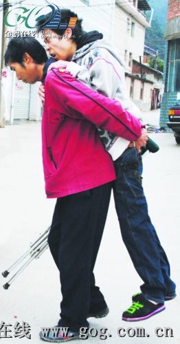 小伙身患重病不能走路 哥哥背其近10年