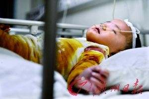 2岁女童掉进小吃店汤锅 尚未脱离生命危险
