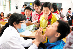 青年志愿者关爱民工子弟