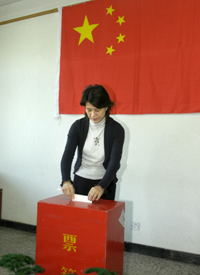 我部选民积极参加人大代表选举投票