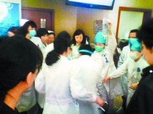 目击者描述北大人民医院医生被刺伤事件经过