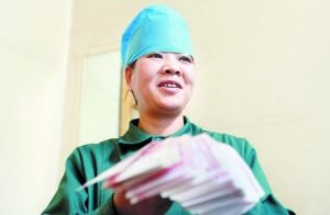 护理员换病床床单捡到一沓钱 失主至今未出现