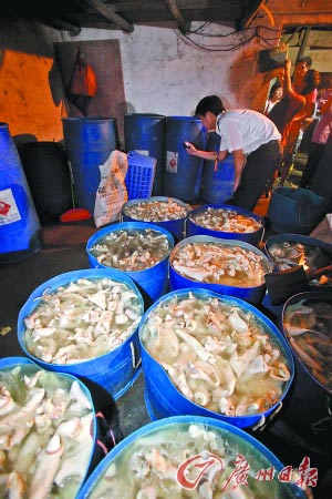 广州查获牛熟食黑厂：牛耳臭碱脱毛 双氧水漂白