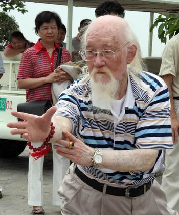 115岁老人110岁学抽烟 称为预防老年痴呆