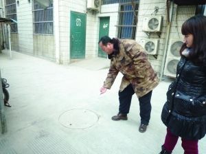 女子厕所内分娩婴儿掉进下水道被公交司机救起