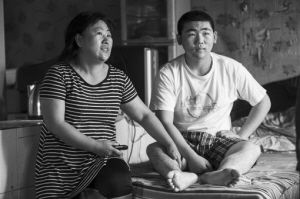 母亲为给血友病儿子治病背其行乞4年