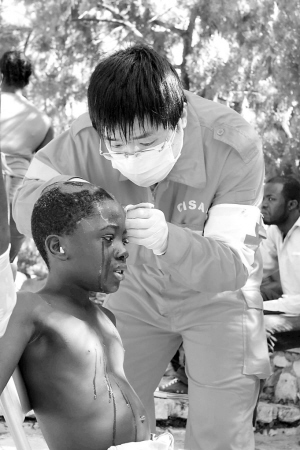 愿尽最大努力帮助海地人民——访中国赴海地国际救援队医疗分队