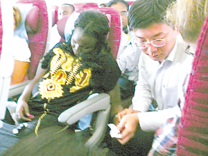 中国医生国际航班上救昏迷孕妇