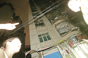 过路男子双手接住从3楼掉落3岁女孩