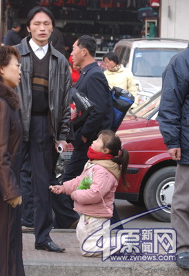 丐帮内幕揭秘：孩子为讨要主力乞丐头年入10万