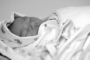 流浪女北京路边产下男婴