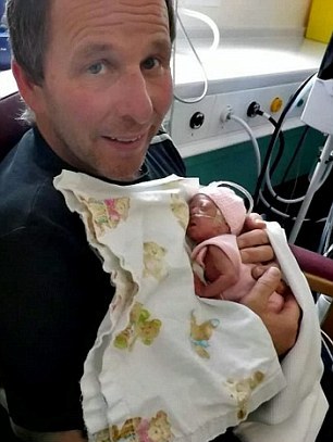 英国女婴早产16周 仍顽强生存