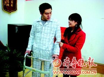 女孩照顾高位截瘫男网友3年