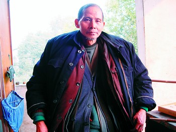 老人穿38件衣服11条裤子仍要烤火
