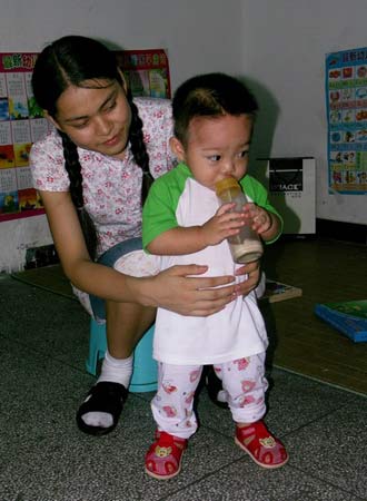 广东首位职业奶妈时刻注意避免女雇主吃醋