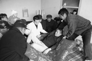 三岁女童照顾瘫痪父亲续：男子免费入院治疗