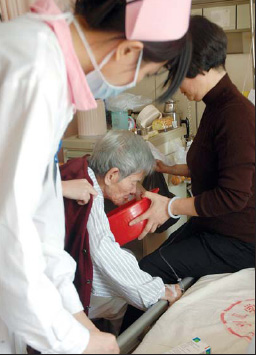 八旬老太以绝食逼众子女来医院陪护