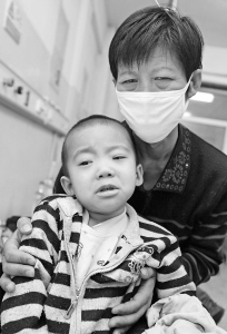 奶奶欲卖肾救白血病孙子 孩子随时有危险