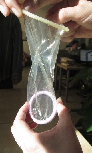 两性养生：真人示范如何使用女用避孕套