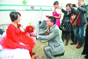 患癌症女孩结婚感动众人 救护车插满玫瑰做花车