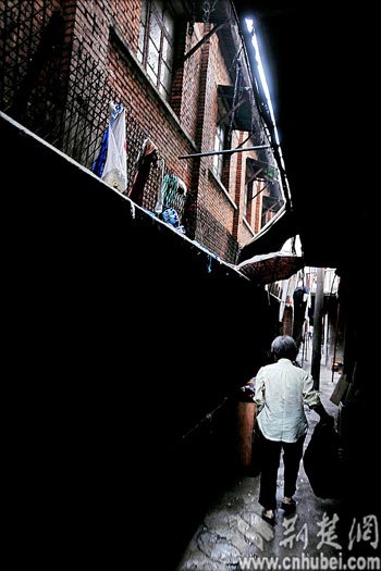 母亲拾荒20年养大亲女和养女 被检出癌症