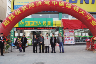 多位名中医齐聚一堂，为市民看诊