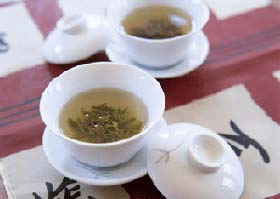 饮茶时，把茶叶一齐吃下是否科学？